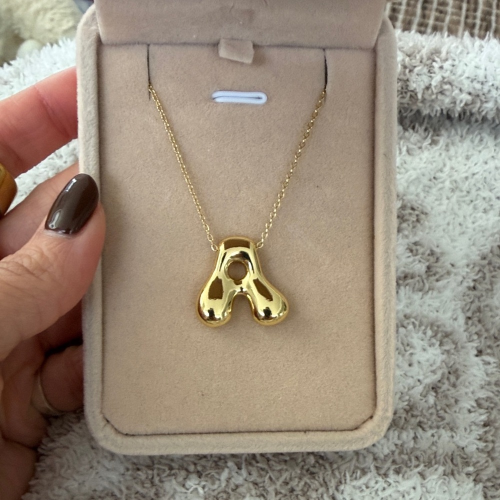 Elegant Gold Pendant Necklace